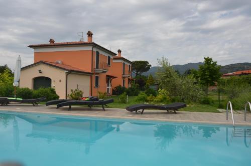 Piscina de la sau aproape de Casa dei Girasoli