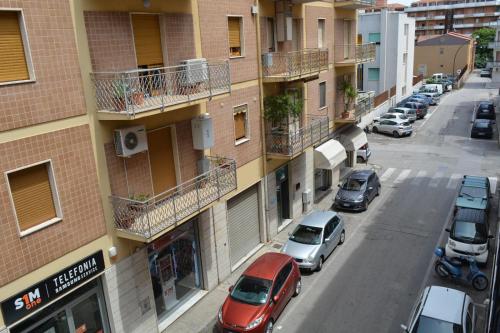 an aerial view of a city street with cars parked at Ánemos b&b in Termoli