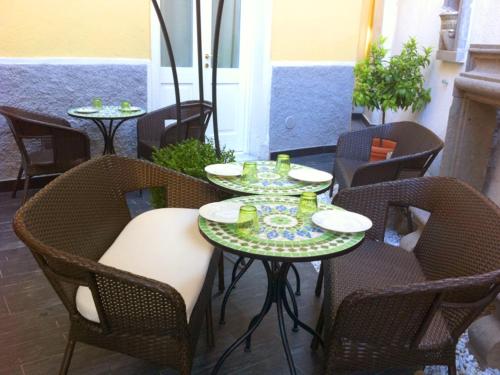 d'une terrasse avec des tables et des chaises et des verres. dans l'établissement Affittacamere Monterosso 5 Terre, à Monterosso al Mare