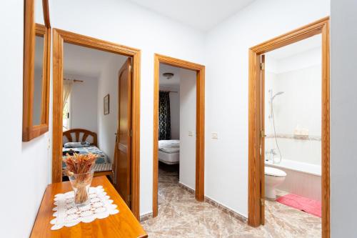 Cette chambre comprend une table et une salle de bains pourvue de toilettes. dans l'établissement Finca La Gaviota - Los Limoneros, à Icod de los Vinos