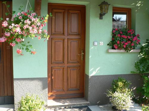 ScherwillerにあるGîte "Les Iris"の花の家側の木製ドア