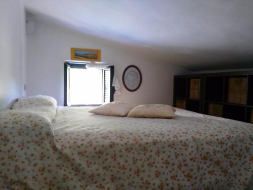 - une chambre avec un lit et 2 oreillers dans l'établissement La casa di Gio, à Varazze