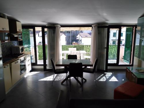 - une cuisine et une salle à manger avec une table et des chaises dans l'établissement La casa di Gio, à Varazze