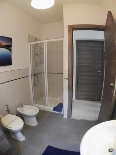 a bathroom with a toilet and a shower and a sink at B&B Guglielmina in Quarna Sotto