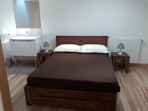 een slaapkamer met een groot bed en een wastafel bij Gite d'Emilie - Cahors Centre Ville avec Garage - 3 étoiles in Cahors