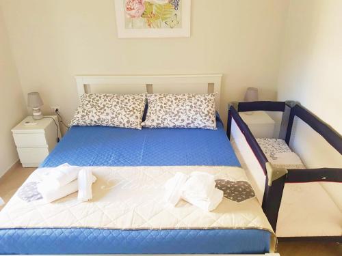 1 dormitorio con 1 cama con sábanas azules y blancas en EasySleep - Ostia en Lido di Ostia