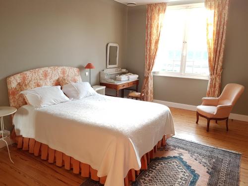 a bedroom with a bed and a chair and a window at Clos Mirabel Manor - Holiday rental in Jurançon