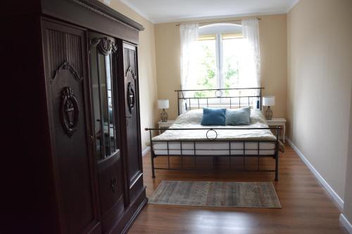 ドゥシュニキ・ズドルイにあるKamienicaのベッドルーム1室(青い枕のベッド1台、窓付)