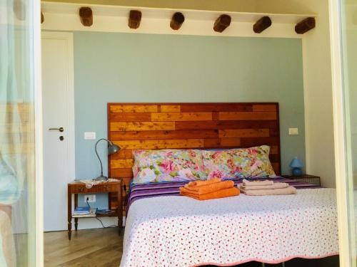 una camera da letto con un letto con testiera in legno di Gò Gò House a Palermo