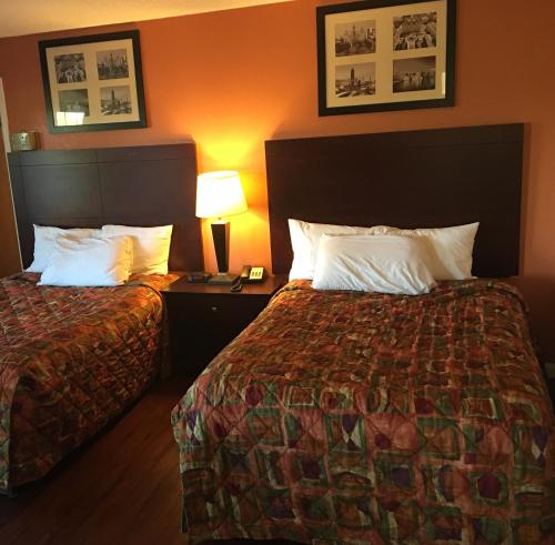 A bed or beds in a room at Four Seasons Motel - Albany