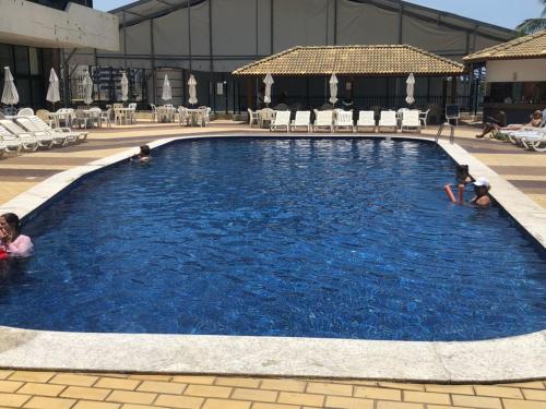 una piscina con gente jugando en el agua en Ondina Apart Hotel - Apto. 537, en Salvador