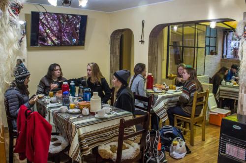 Un restaurante o sitio para comer en Totorani Inn