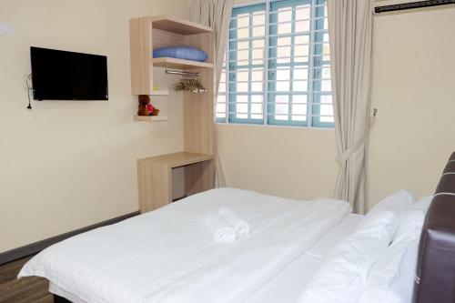 Llit o llits en una habitació de 6BR Single Storey Tabuan Jaya By Natol Homestay