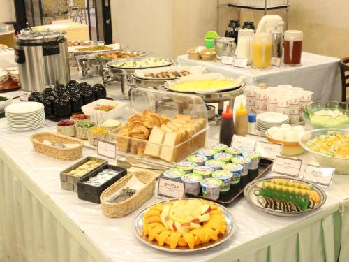 ein Buffet mit vielen verschiedenen Speisen auf dem Tisch in der Unterkunft APA Hotel Tonami-Ekimae in Tonami