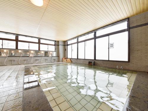 Bazén v ubytování Shiga Kogen Olympic Hotel nebo v jeho okolí