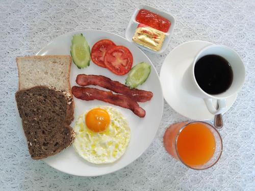Options de petit-déjeuner proposées aux clients de l'établissement Jungle Village Bungalow