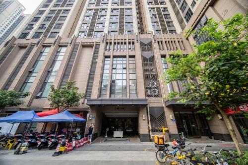 um edifício alto com motos estacionadas em frente em Xing Yu Legend Service Apartment Canton Fair Branch em Guangzhou