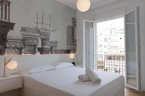 Un dormitorio con una cama con una toalla. en FLORIT FLATS - Chic and Central in a lively but quiet area All walking distance en Valencia