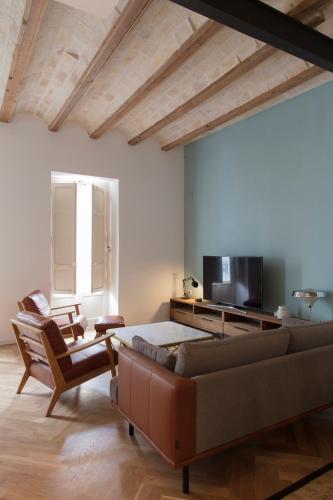 a living room with a couch and a tv at FLORIT FLATS - Chic and Central in a lively but quiet area All walking distance in Valencia