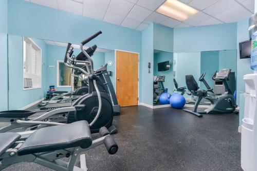 a gym with several treadmills and exercise bikes at The Inn on Storrs in Mansfield Center