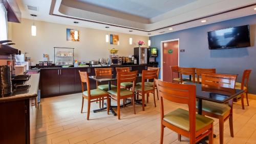 a restaurant with tables and chairs and a bar at Best Western Wesley Chapel in Wesley Chapel