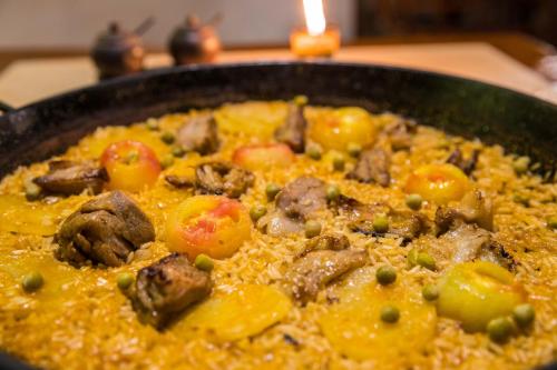 een pan vol voedsel met vlees en groenten bij Last Frontier Beach Resort - Adults Only in El Nido