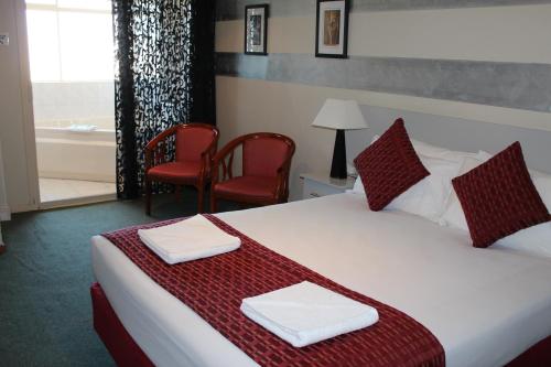 Letto o letti in una camera di Hume Villa Motor Inn UNDER NEW MANAGEMENT