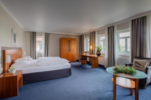 Un pat sau paturi într-o cameră la Seehotel Niedernberg - Das Dorf am See