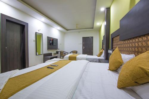 Postel nebo postele na pokoji v ubytování Hotel Kochi Crown