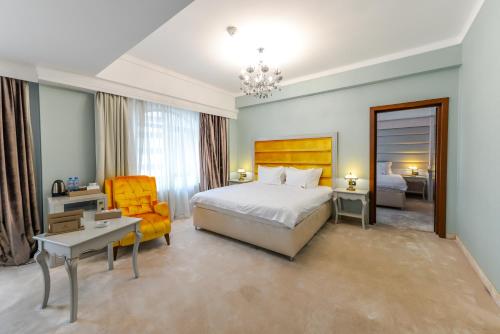 Giường trong phòng chung tại Phoenicia Grand Hotel