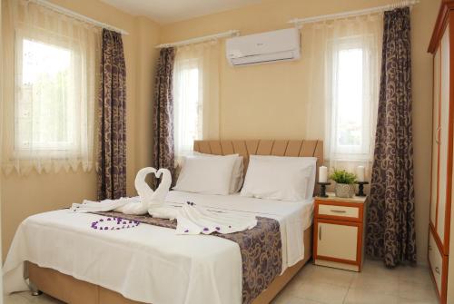 sypialnia z łóżkiem z łabędziem w obiekcie Princess of Özalp w mieście Dalyan