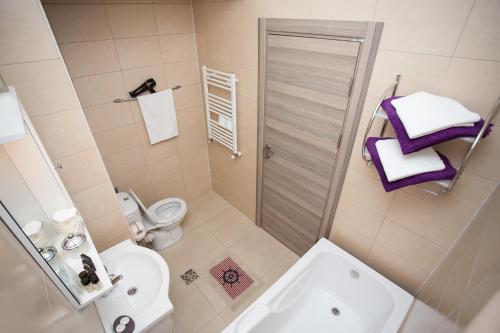 Et badeværelse på Deea Apartment Mamaia Nord