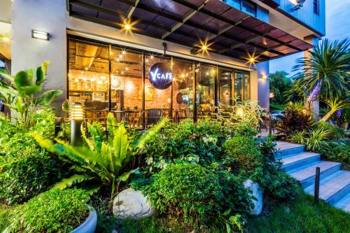 een restaurant met planten voor een gebouw bij Livotel Hotel Lat Phrao Bangkok in Bangkok