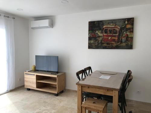 ル ドゥヴェン ドゥ ミラピエールにあるテレビまたはエンターテインメントセンター