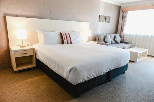 Ένα ή περισσότερα κρεβάτια σε δωμάτιο στο Balan Village Motel