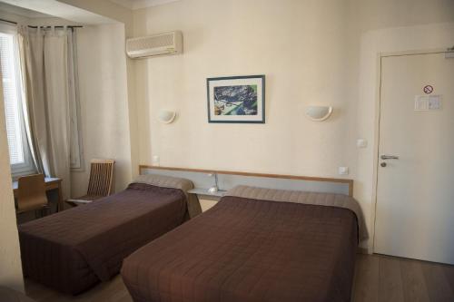 - une chambre d'hôtel avec 2 lits dans l'établissement Hotel du Palais, à Ajaccio