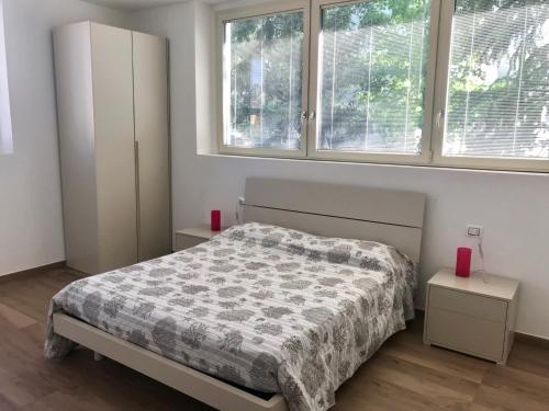 1 dormitorio con 1 cama y 2 ventanas en Gilda e Vesuvio en Bergamo