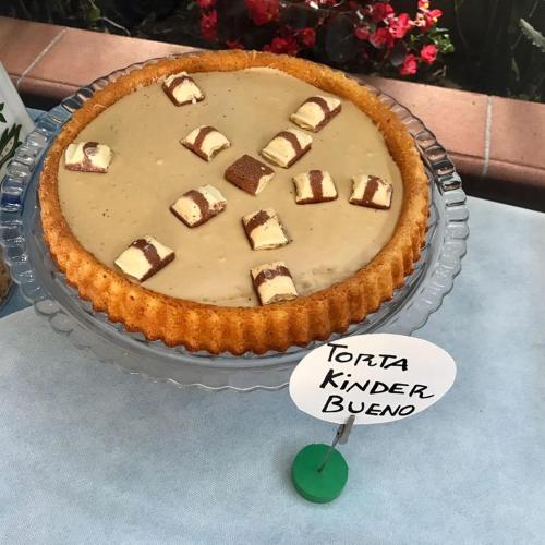 a pie sitting on top of a table at Settessenze Residence & Rooms in Agropoli