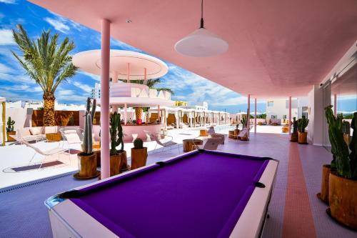 Mesa de billar en Paradiso Ibiza Art Hotel - Adults Only