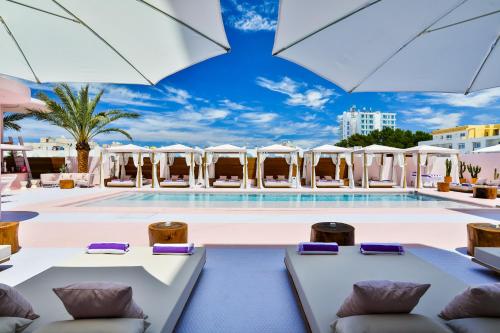 Majoituspaikassa Paradiso Ibiza Art Hotel - Adults Only tai sen lähellä sijaitseva uima-allas