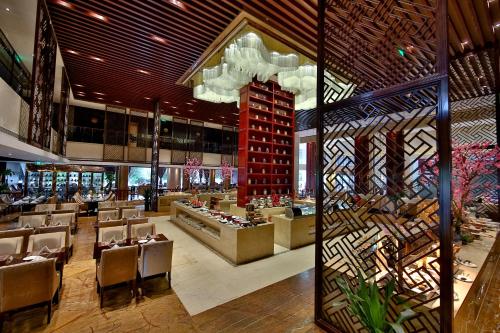 Un restaurante con mesas y sillas en un edificio. en Chengdu CYNN Hotel, en Chengdú