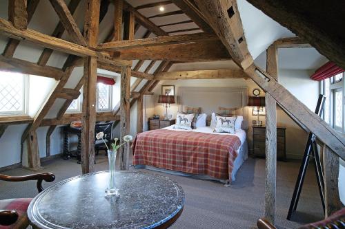 um quarto com uma cama e uma mesa num quarto em Wingrove House em Alfriston