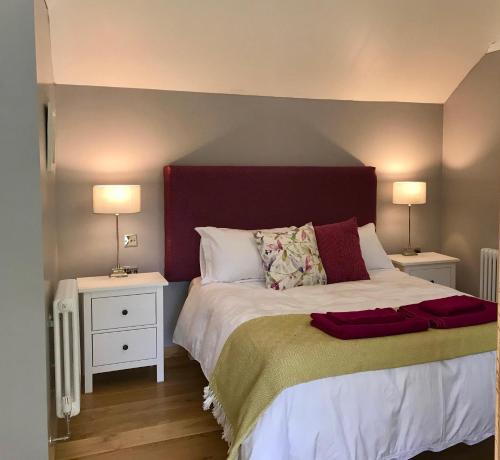 - une chambre avec un grand lit et 2 tables de chevet dans l'établissement Curbar Hillside B&B, à Curbar