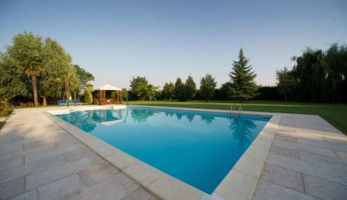 una piscina de agua azul en un patio en I Caloseni en Caldiero