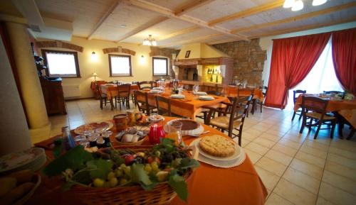una sala da pranzo con tavolo pieno di cibo di I Caloseni a Caldiero