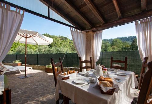 una mesa con un mantel blanco y comida en ella en Casa Paola, en Camaiore