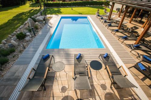 an overhead view of a swimming pool with chairs and tables at Chalet Schäfer s vyhřívaným bazénem se slanou vodou in Harrachov