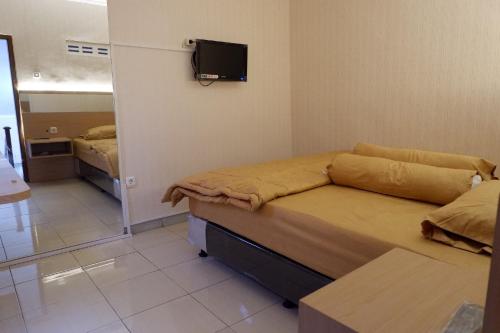 Una cama o camas en una habitación de deRollas Villa Batu