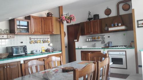 La Mansarda sulla Terrazzaにあるキッチンまたは簡易キッチン