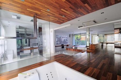 Televisyen dan/atau pusat hiburan di 4BR Villa Minggu - Minggu Villas Seminyak